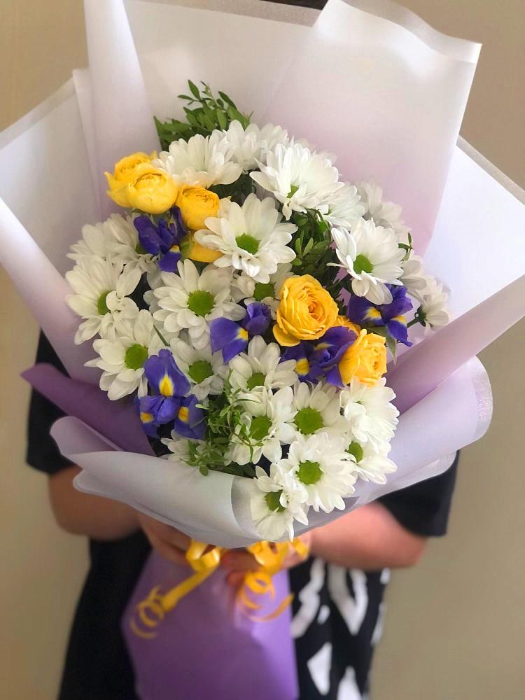 Букет цветов из: Ирисы, Хризантемы и Розы в Житнево