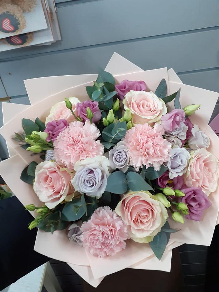 Букет обаятельный в Житнево Букет цветов из: Розы, Гвоздики и Лизиантусы в Житнево